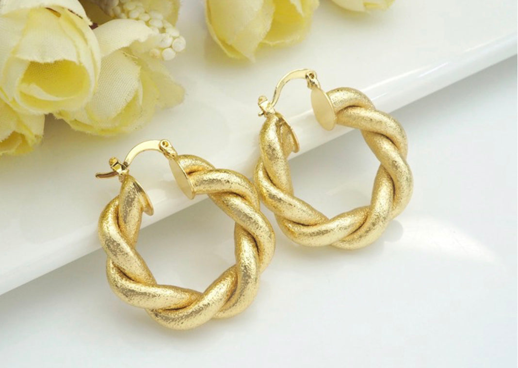 Small twisted matte hoop