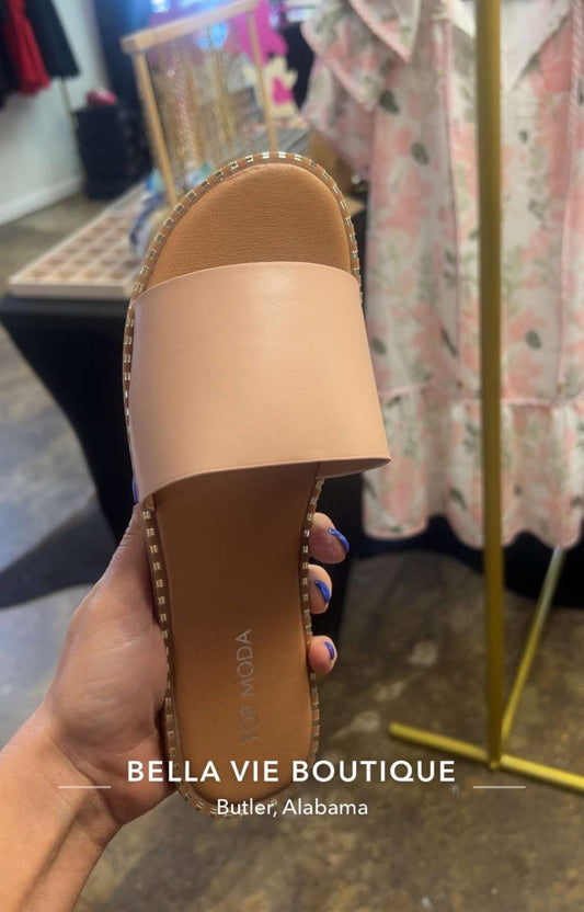 Nude flat