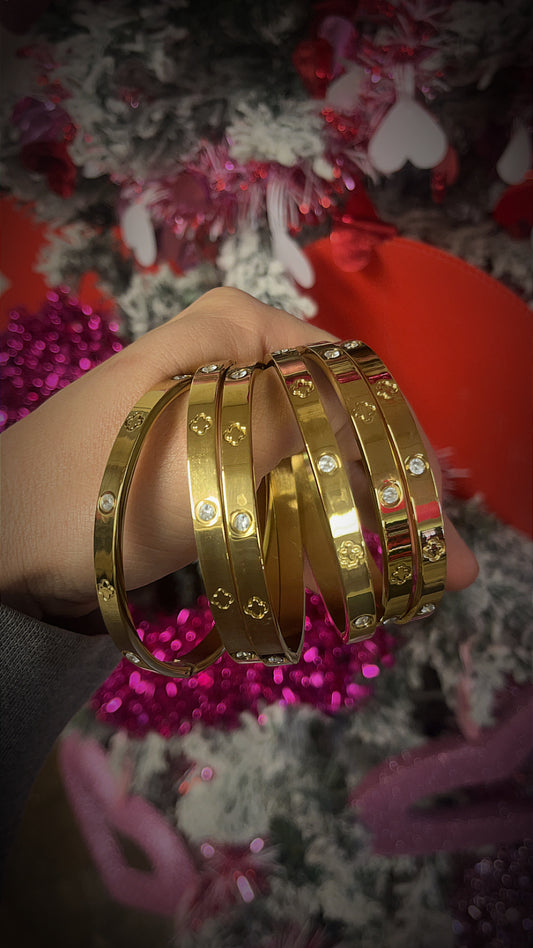 Gold clasp bracelet