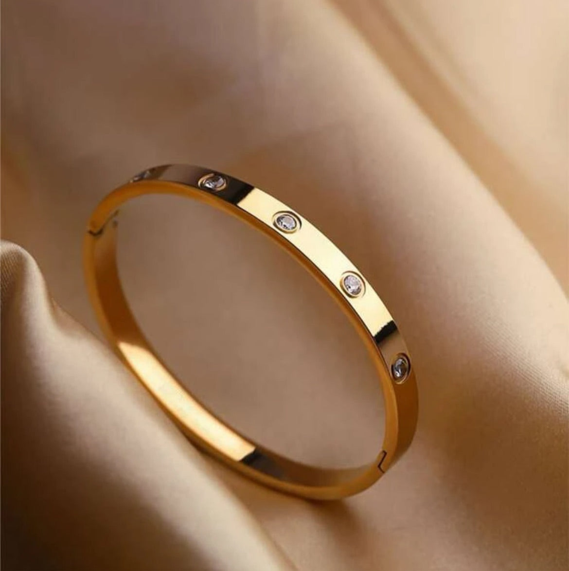 Gold clasp bracelet