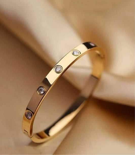 Gold clasp bracelet